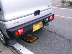 消火栓近くに駐車する車の写真